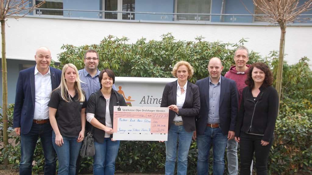 Die Jungs vom Hohen Stein übergaben einen Spendenscheck an Leiterin Annette Sawitza (4. v.l.) und Marion Weidlich (r.) vom Mutter-Kind-Haus Aline. Foto: Jacqueline Sondermann